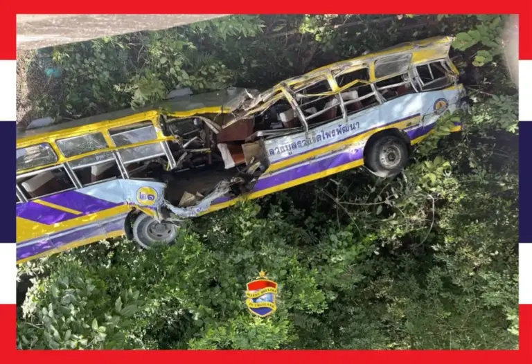 Bus rijdt in Noordoost-Thailand van de bergweg, vier doden en 27 gewonden