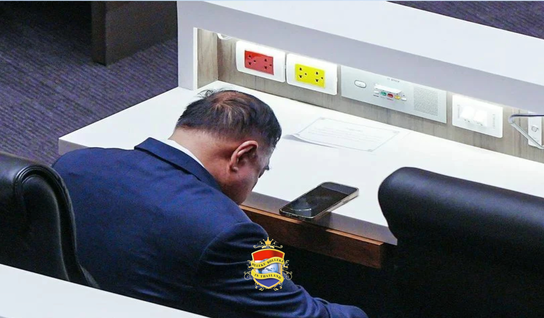 Khun Prawit Wongsuwan, afgevaardigde van de Palang Pracharath-partij opnieuw betrapt tijdens de parlementsvergadering 