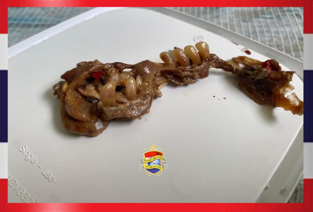 Thaise vrouw staat met een bord vol tanden naar haar begeerlijke som tam te kijken