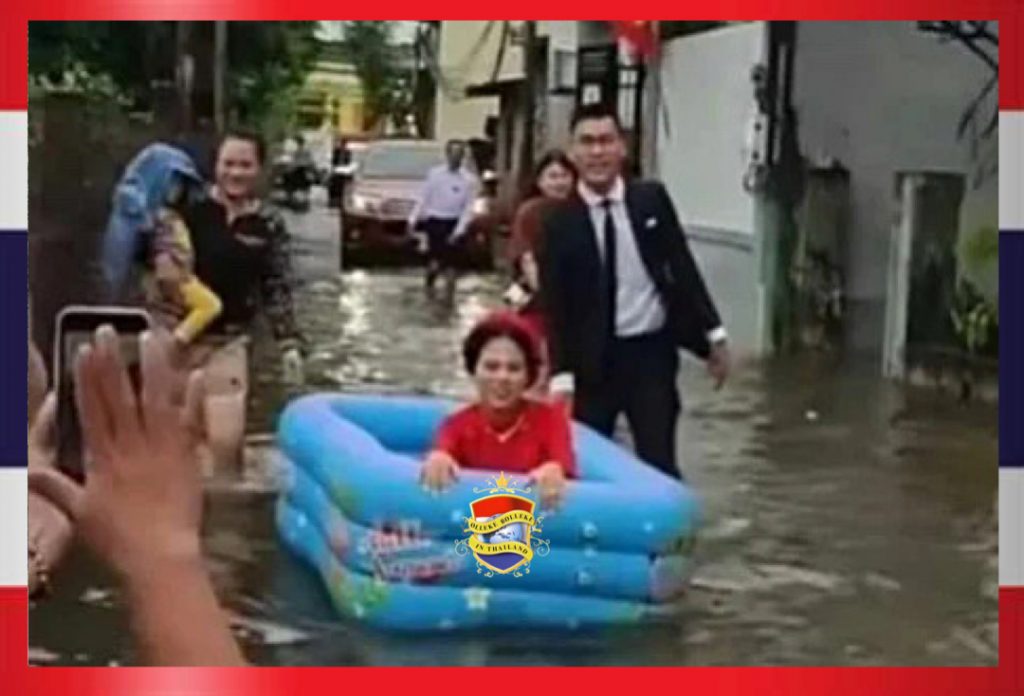 Vietnamees stel stapt vervuld van liefde in een speciaal gearrangeerd huwelijksbootje en laat zich niet door een overstroming van de wijs brengen