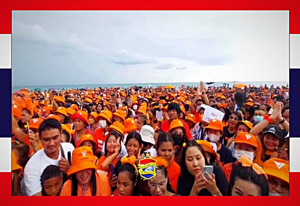 Duizenden mensen wachten in Pattaya-Jomtien op Khun Pita Limcharoenrat