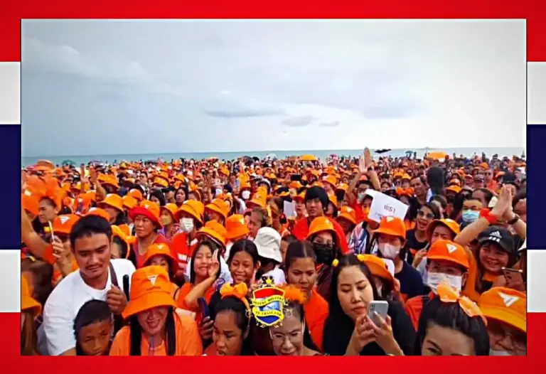 Duizenden mensen wachten in Pattaya-Jomtien op Khun Pita Limcharoenrat