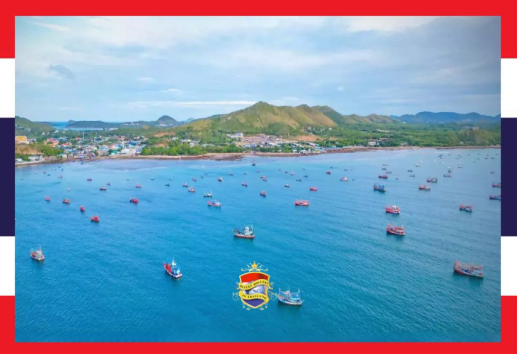De vissersschepen in Chonburi zoeken hun toevlucht nu de tropische storm Talim naderbij komt
