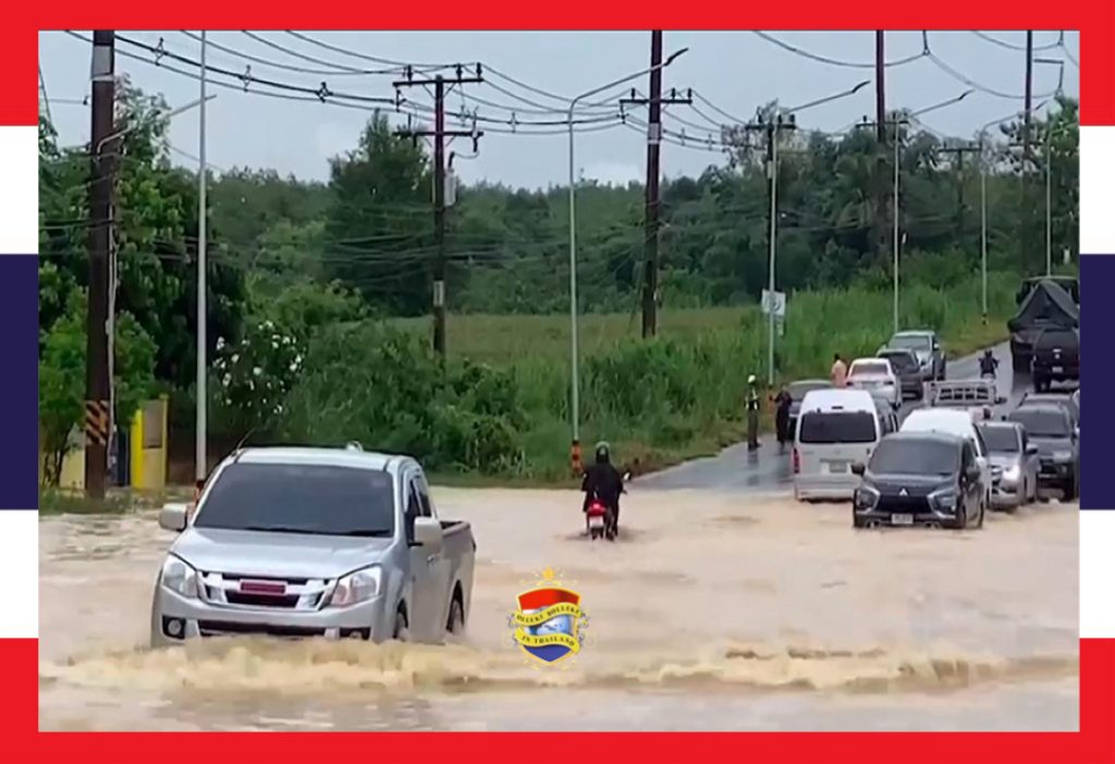 Het Nikhom Phatthana-district in Oost-Thailand zwaar getroffen door zware regen en overstromingen