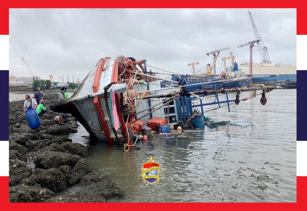 Vissersboot als gevolg van hevig onweer bij Laem Chabang omgeslagen 