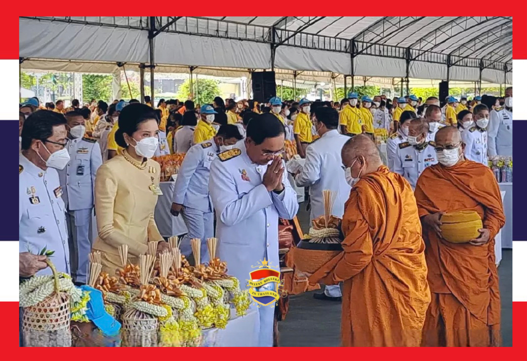 Demissionair premier van Thailand zat de ceremonie van verdienste voor ter ere van de verjaardag van Koning Vajiralongkorn