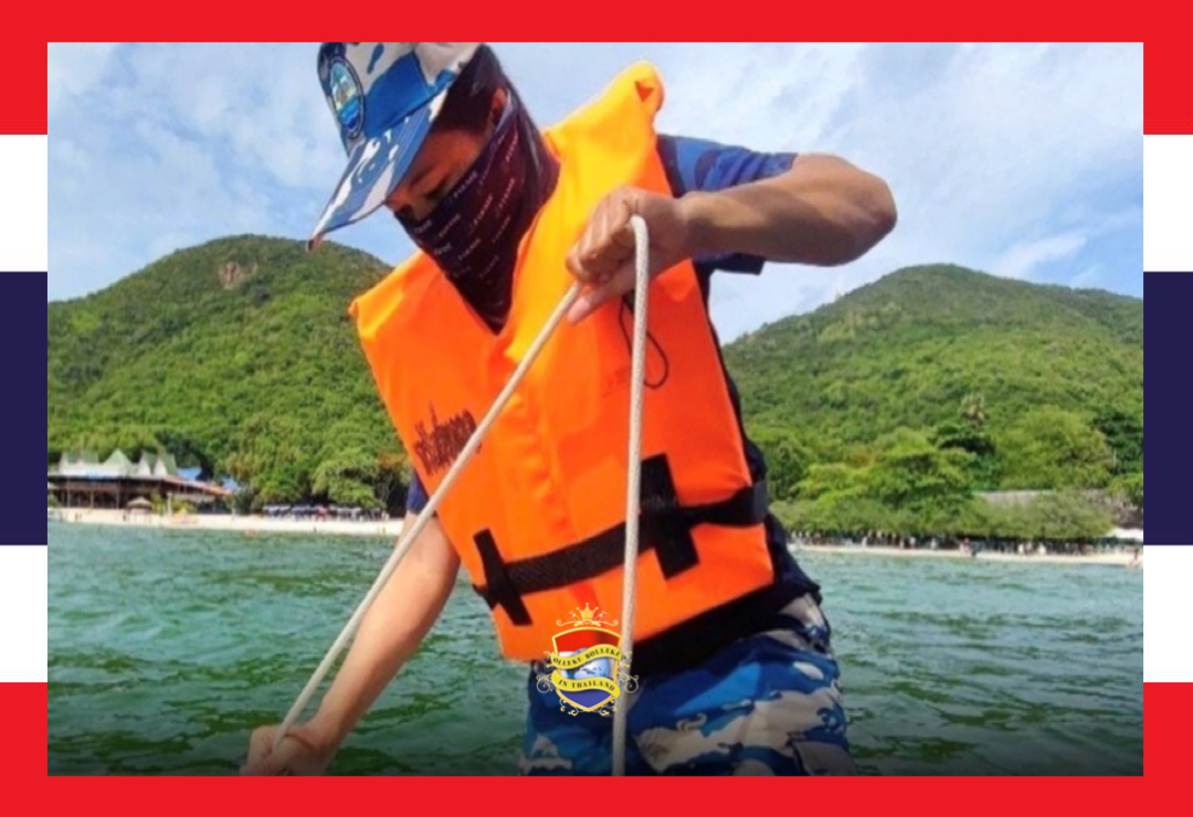 Planktonbloei verandert de zee rond het eiland Koh Larn in Oost-Thailand neongroen