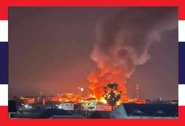 Honderd jaar oude markt in Singburi (Centraal-Thailand) door brand verwoest