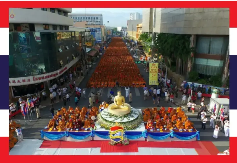 Massale boeddhistische bijeenkomst in Zuid-Thailand waarbij 10.000 monniken in een aalmoes ronde meeliepen