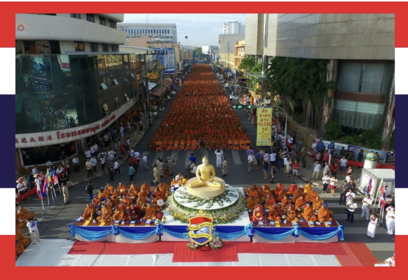 Massale boeddhistische bijeenkomst in Zuid-Thailand waarbij 10.000 monniken in een aalmoes ronde meeliepen