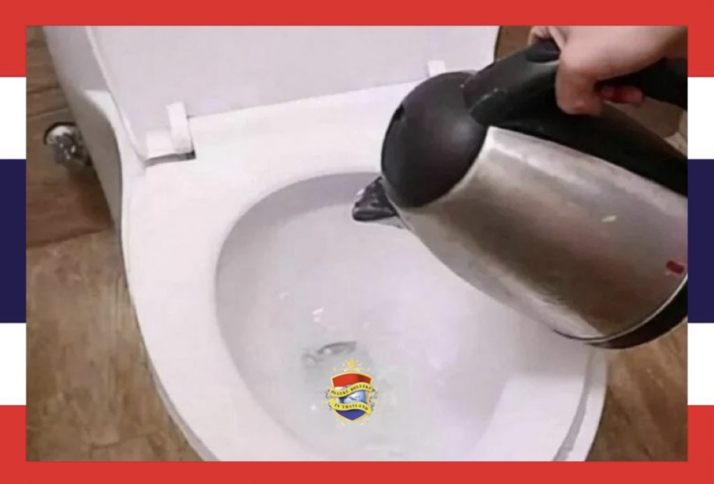 Volgens het Thaise hotelpersoneel  moeten gasten kokend water in het toilet gieten om hygiëne te verkrijgen 