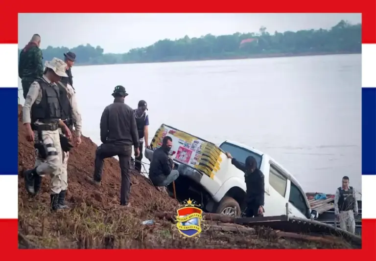 Smokkelaars in Noordoost-Thailand op heterdaad betrapt, ze weten te ontsnappen door in de Mekong rivier te springen