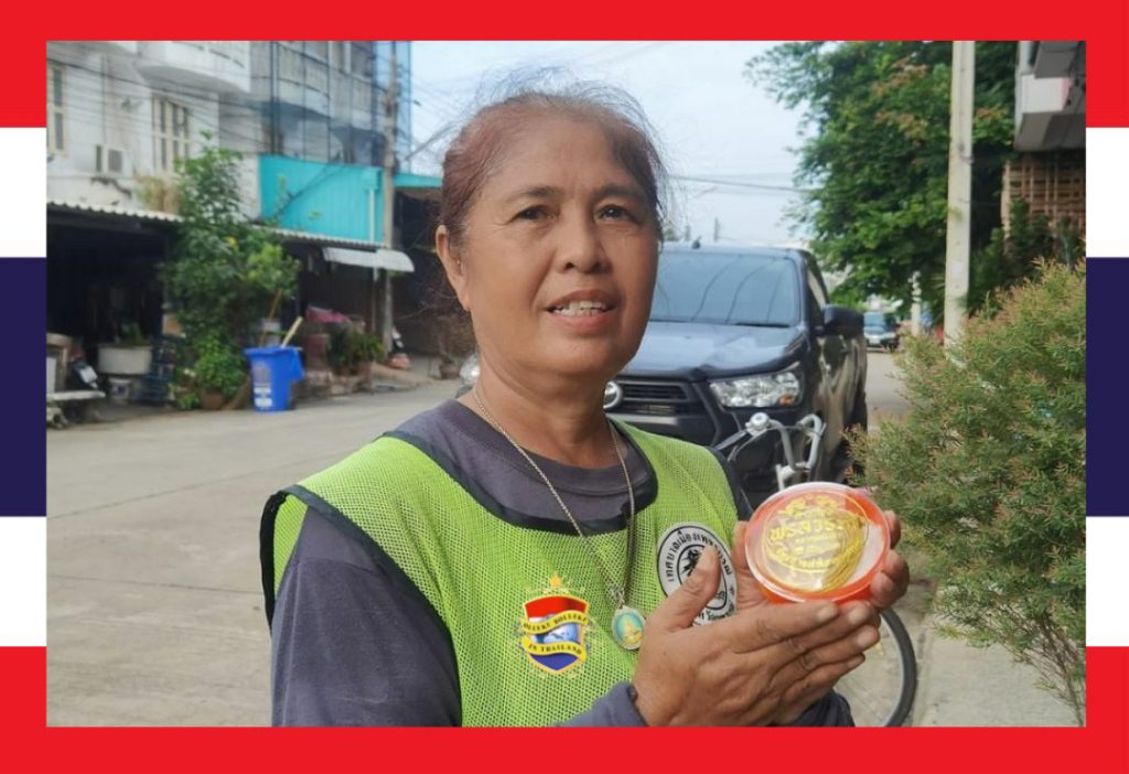 Goudeerlijke Thaise straatveegster geeft bijna 200.000 baht aan verloren gouden sieraden terug aan eigenaar