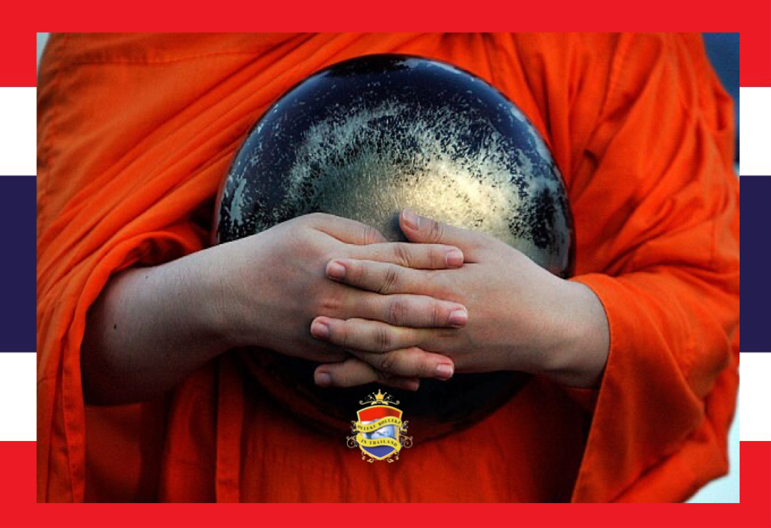 Boeddhisten in Thailand worden aangespoord om de monniken gezonde aalmoezen te geven