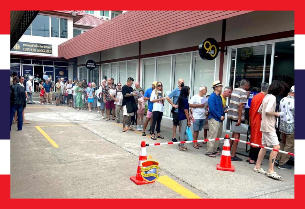 Enorme wachtrijen bij het immigratiekantoor van Jomtien-Pattaya