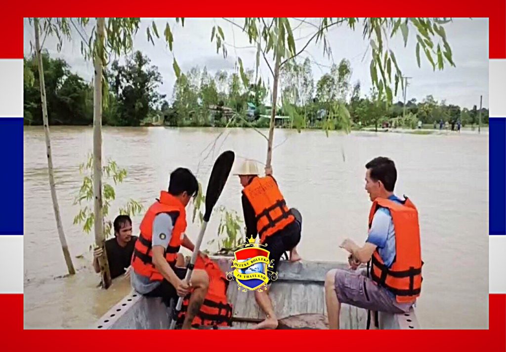 Het rampenteam van Kalasin redt drie in bomen geklommen dorpsbewoners tijdens de overstromingen in Noordoost-Thailand 