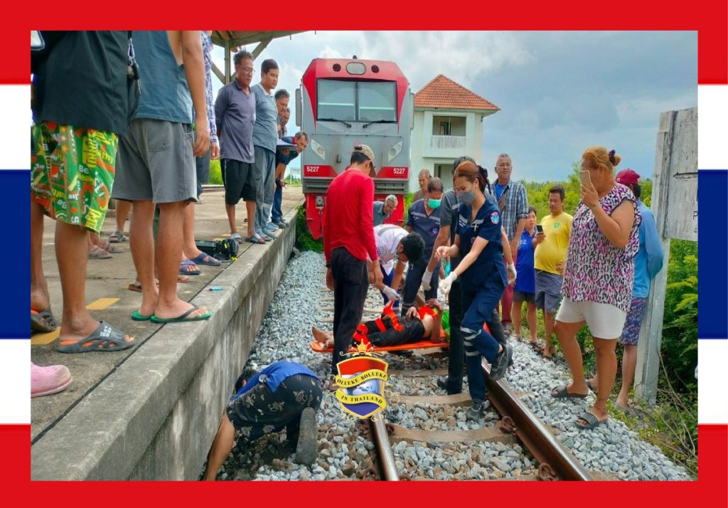Man overleeft schokkende treinbotsing op een berucht treinstation in Oost-Thailand 