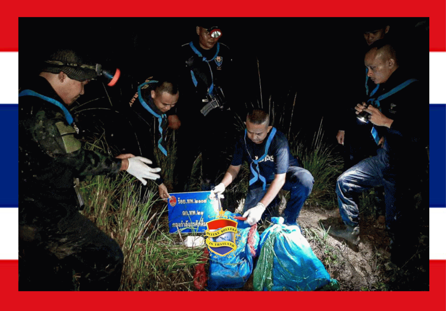 Op de vlucht geslagen smokkelaars laten op de oever van de Mekong rivier in Noord-Thailand zakken met drugs achter