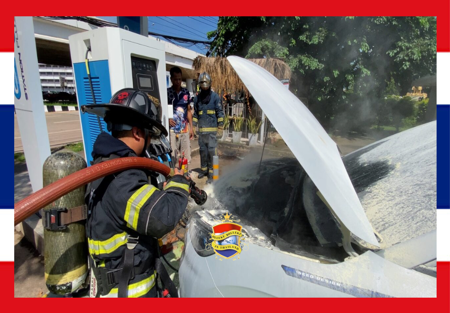 Elektrische auto van nog géén week oud, vliegt in het winkelcentrum Udon Thani in de brand