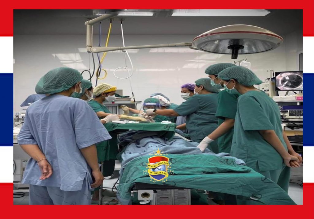 Gepensioneerde leraar ontsnapt ternauwernood aan verstikking nadat hij zijn kunstgebit ingeslikt had