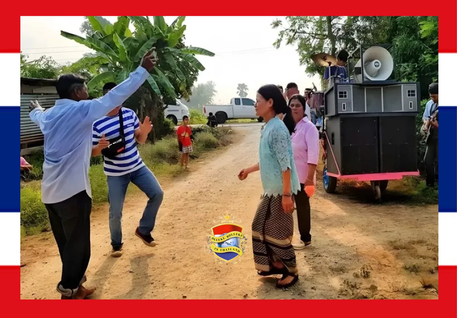 Duitse expat sprint in de Isaan halfnaakt door het dorp met zijn kwade Thaise vrouw op de hielen