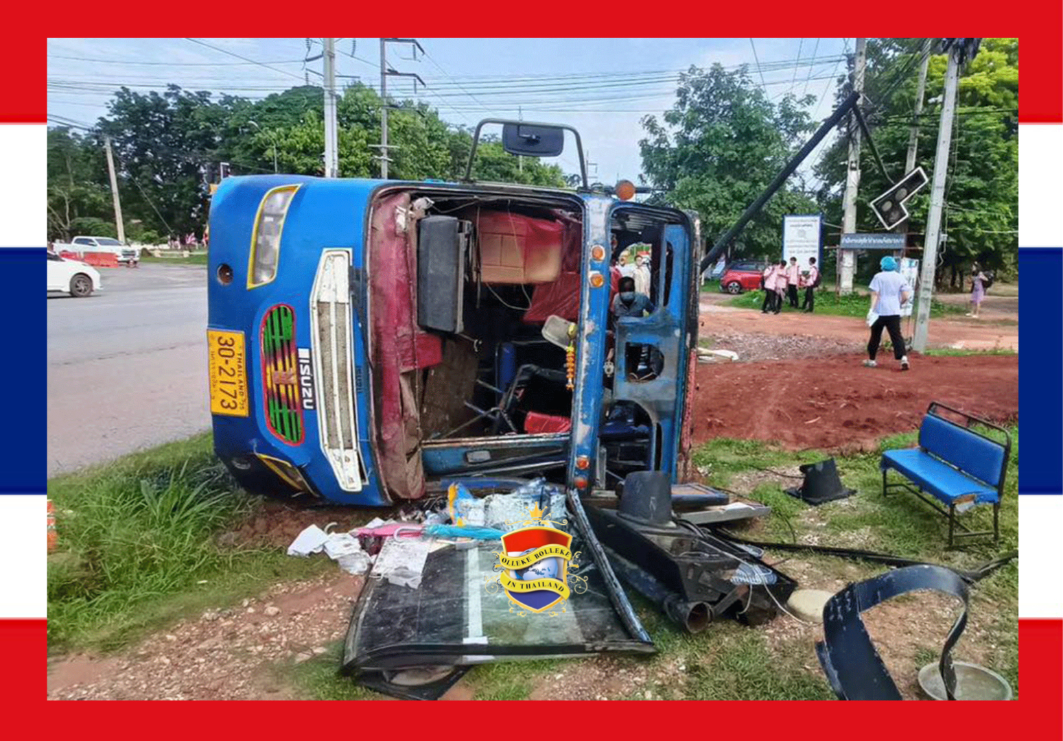 Bij een schoolbusongeluk in Noordoost-Thailand raakte 16 studenten gewond