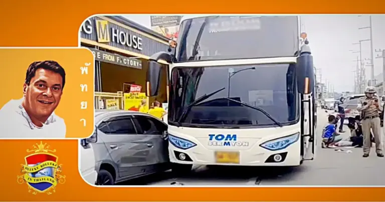 Toerbus ramt op de South Road in Pattaya meerdere auto’s en laat verschillende gewonden achter