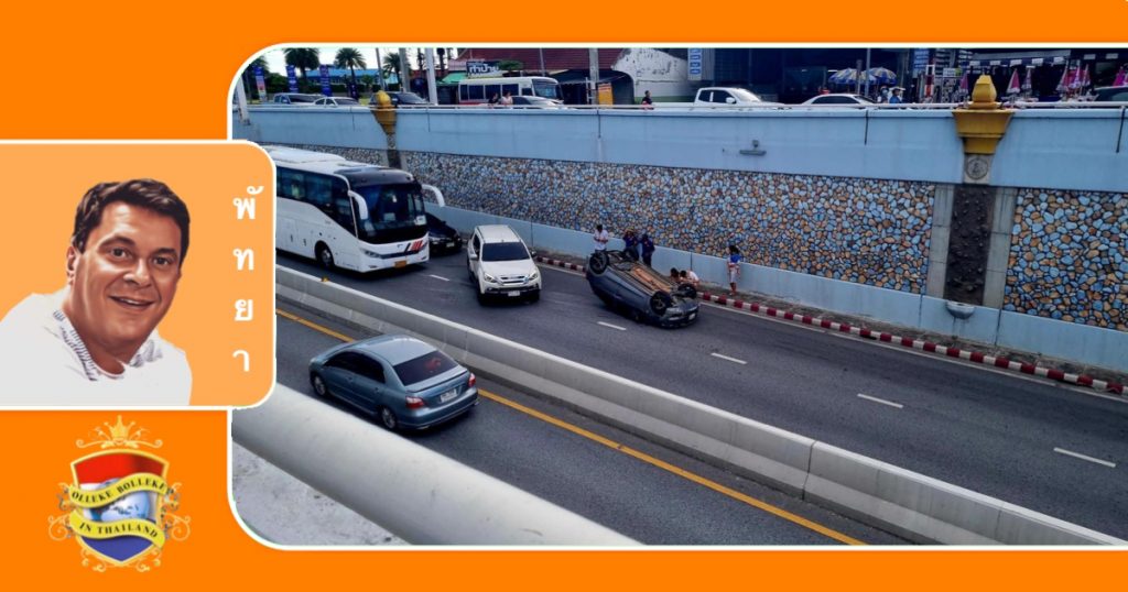 Personenauto snijdt in de Sukhumvit tunnel een toerbus de weg af, resulterend in enkel blikschade