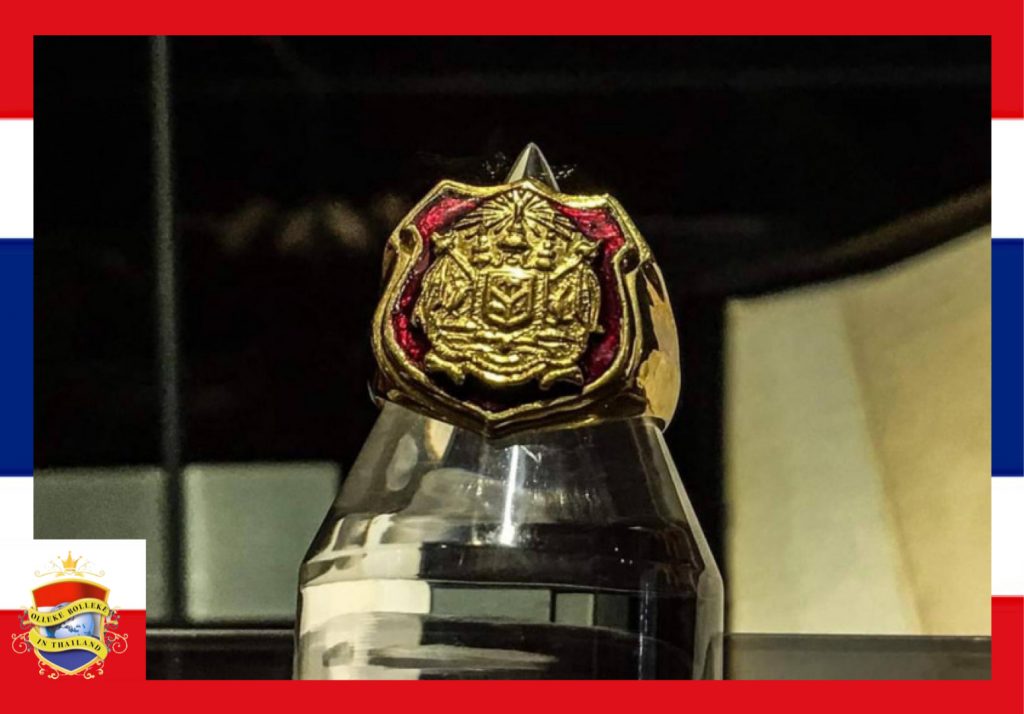 Politieagenten in Thailand ontvangen een zegelring als erkenning voor hun uitstekende verdiensten