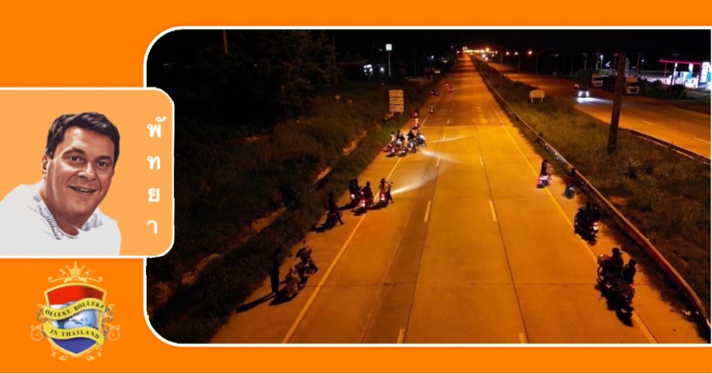 Opgeschoten motorfanaten blokkeren de weg en irriteren midden in de nacht de inwoners van Pattaya