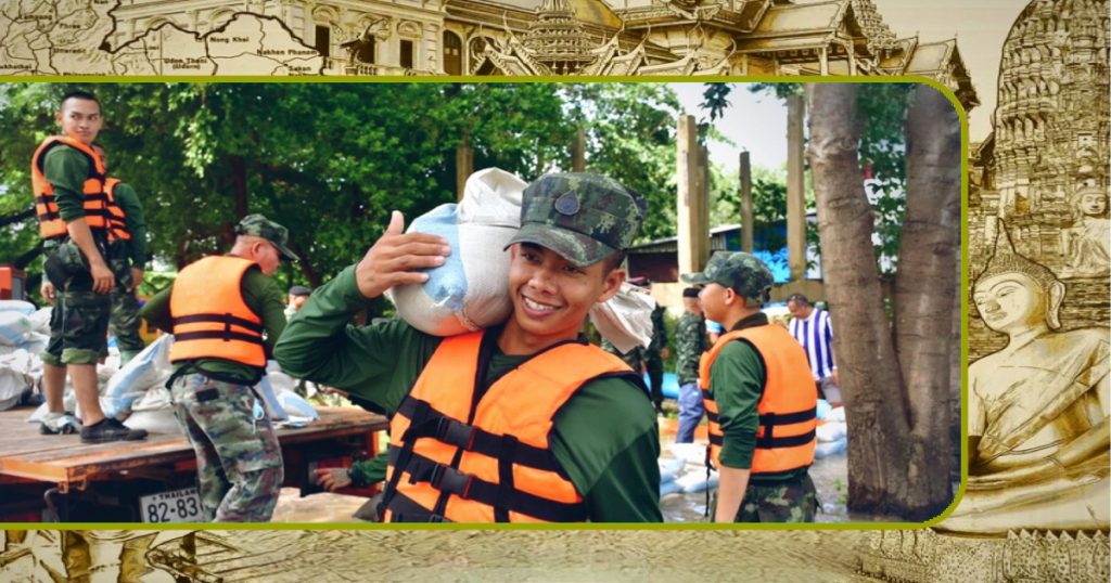 Soldaten van het Thaise leger steken de helpende hand uit aan gestrande slachtoffers van de overstromingen in het land