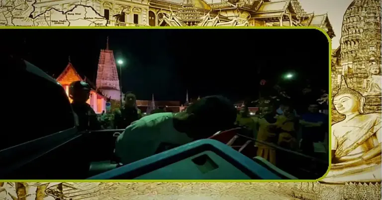 Jongeman aangehouden voor het beklimmen van de gouden torenspits van de oude boeddhistische stoepa in Wat Phra Mahathat in Zuid-Thailand 