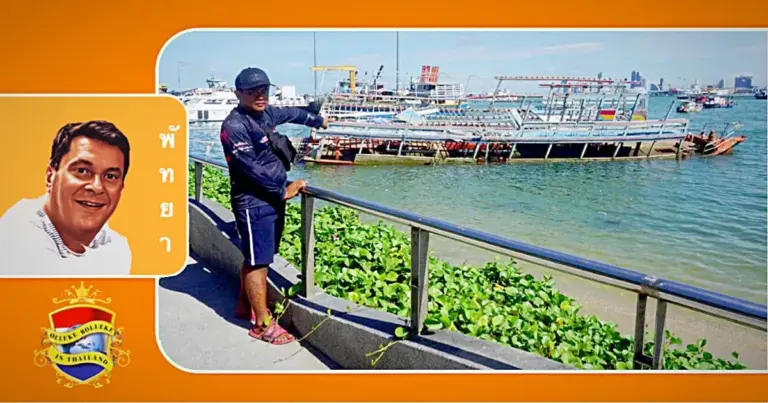 Achtergelaten veerboot vormt een gevaar voor de zeevaart bij de Bali Hai Pier in Pattaya 