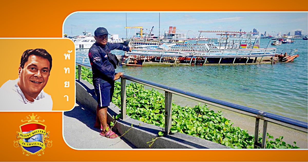 Achtergelaten veerboot vormt een gevaar voor de zeevaart bij de Bali Hai Pier in Pattaya 