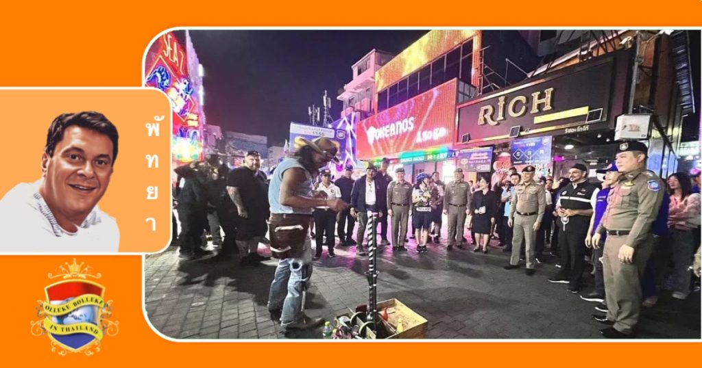 De toeristenpolitie zorgt voor veiligheid in de Walking Street van Pattaya