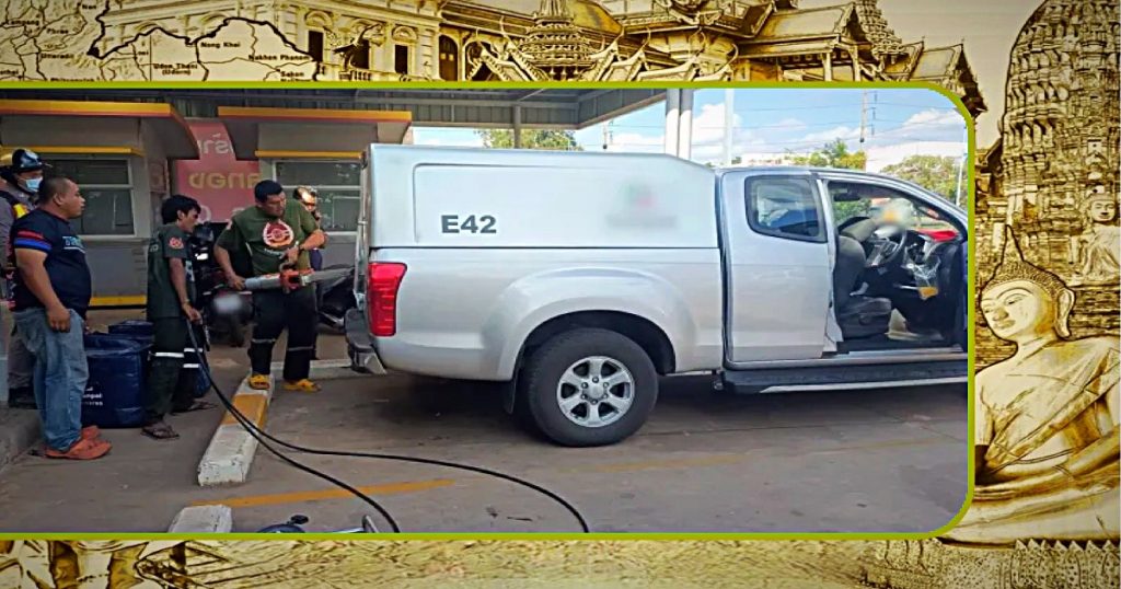 Geldloper die in gepantserde geldwagen vastzat, na een half uur gered bij een benzinestation in Centraal-Thailand 