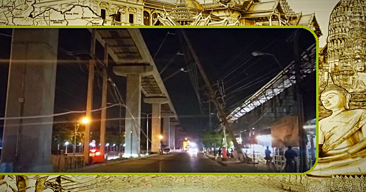 Drie auto’s beschadigd doordat een stroomrail van de MRT in Bangkok op de weg viel