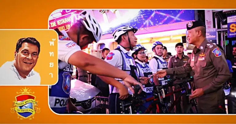 De toeristenpolitie zorgt voor de veiligheid in Walking Street van Pattaya tijdens de kerst- en nieuwjaarsviering