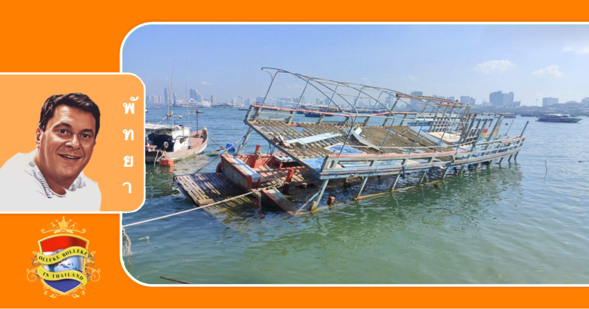 Half gezonken scheepswrak bij Bali Hai Pier van Pattaya wordt verwijderd nadat het de zee vervuilt