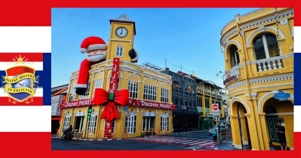De kerstman trekt vele toeristen nadat hij het voormalig hoofdbureau van politie op Phuket beklommen heeft