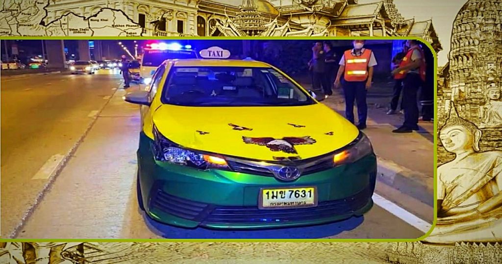 Stabilisatiewiel raakt los van de Yellow Monorail trein in de hoofdstad van Thailand en komt op een taxi terecht