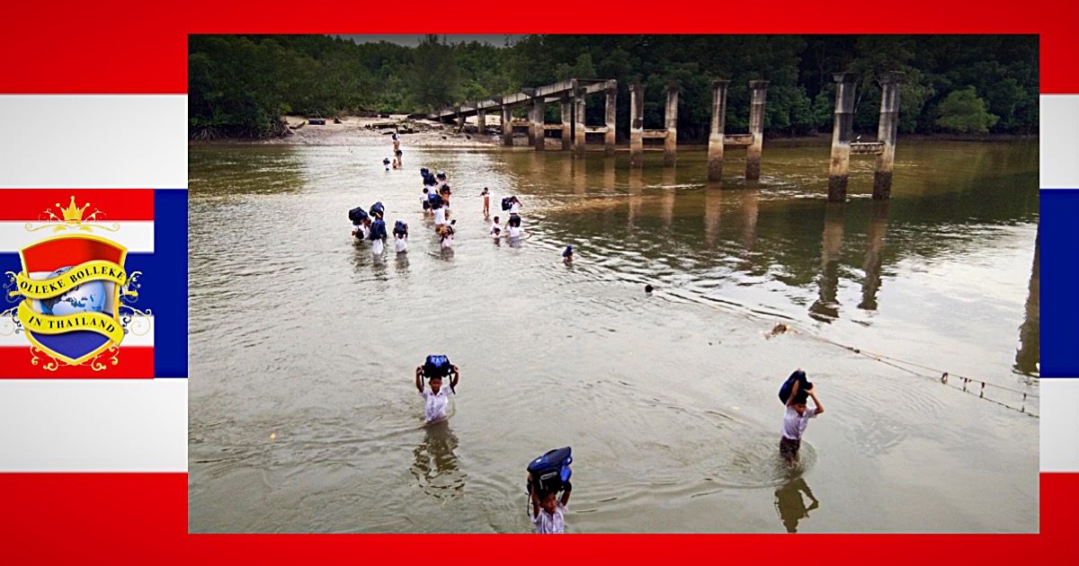 Anutin belooft voltooiing van de brug op Koh Phayam in Zuid- Thailand zodat de leerlingen niet door het water hoeven te waden om op school te komen