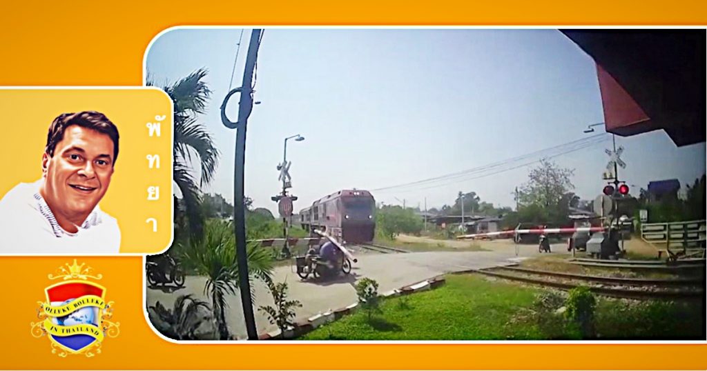 Bestuurder van een saleng in Pattaya sjeest langs de slagbomen en ontsnapt op het nippertje aan de dood