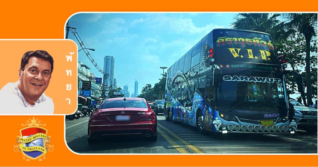 Die immens grote toerbussen zorgen weer voor een helse verkeer’s nachtmerries in Pattaya en omgeving