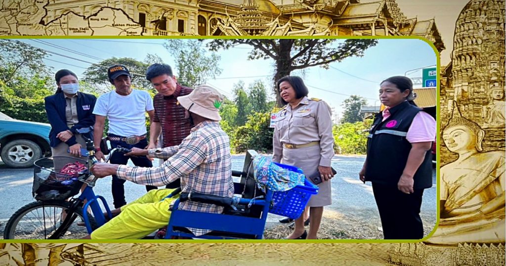 Gehandicapte man uit Noord-Thailand onderneemt een 800 kilometer lange rolstoeltocht naar Bangkok om zijn invaliditeitsuitkering op te eisen 