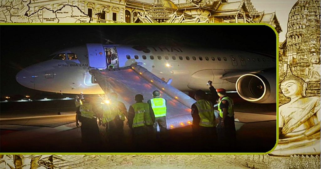 Passagier opent tijdens het taxiën op een vliegveld in Noord-Thailand de deur van een Thai Airways vliegtuig 