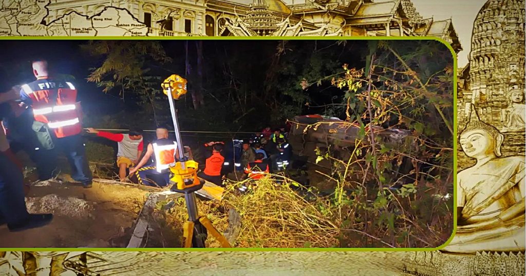 Minivan stort in Noord-Thailand in een ravijn waarbij de chauffeur om het leven kwam en 13 Deense toeristen gewond raakte