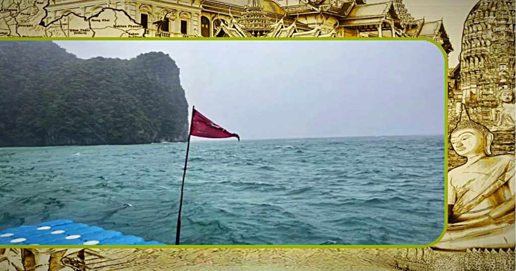 Rode vlaggen markeren de kust van het zuidelijk gelegen Krabi nadat daar een speedboot in zee kapseisde 
