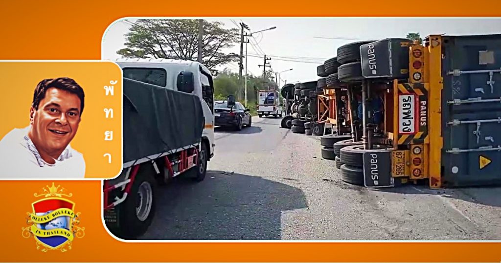 Bestuurder nabij Pattaya gewond doordat door een klapband de vrachtwagen met aanhanger op zijn zij beland 