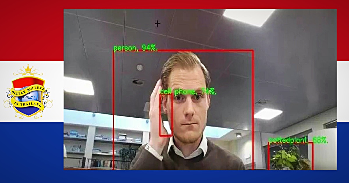 Een AI verkeerscamera fotografeert een Nederlander tijdens het autorijden zijn het hoofd krabde en krijgt boete van 14.000 Baht 